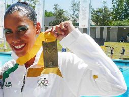 Nuri Diosdado posa con una de las medallas que ganó en Mayagüez 2010. MEXSPORT  /