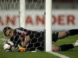 Momento en el que el tiro de Báez ingresa a la porteria marcando así, el 1-0. AP  /