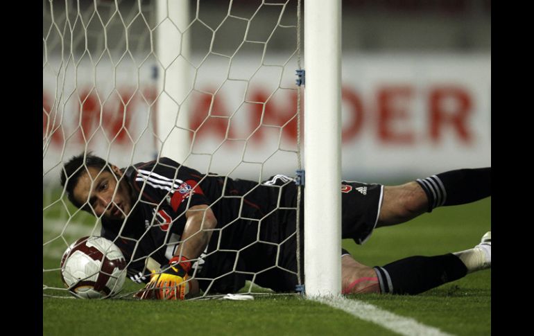 Momento en el que el tiro de Báez ingresa a la porteria marcando así, el 1-0. AP  /