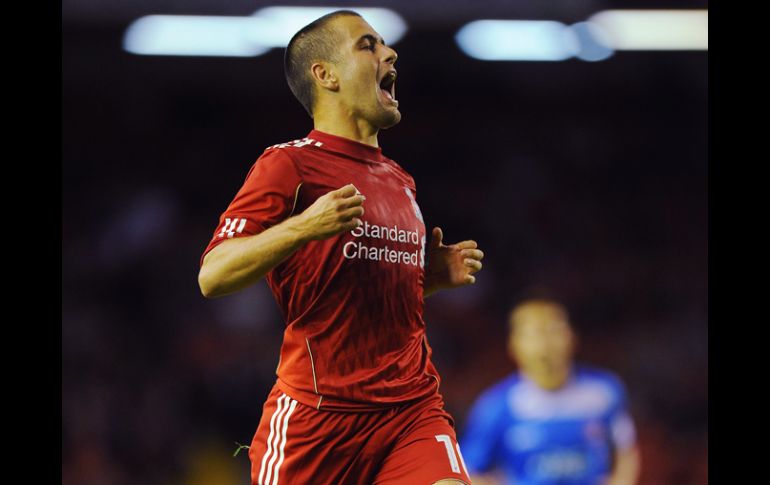 Joe Cole, el nuevo refuerzo red, dio el pase del primer gol para Liverpool. GETTY IMAGES SPORT  /