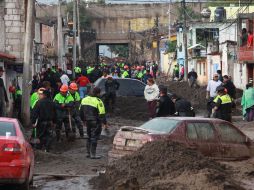 Vehículos dañados y casas saturadas de lodo se aprecian por el desbordamiento del Río Santiaguito. EL UNIVERSAL  /