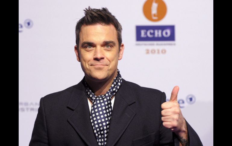 El cantante Robbie Williams se casará mañana con la actriz Ayda Field. EFE  /