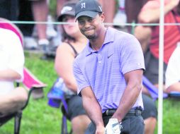 Tiger Woods tuvo ayer una segunda ronda negra y se despidió del torneo del cual es el campeón. AP  /