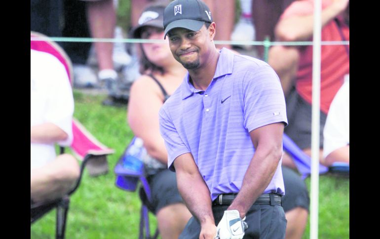 Tiger Woods tuvo ayer una segunda ronda negra y se despidió del torneo del cual es el campeón. AP  /