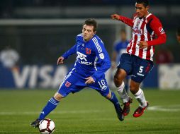 Patricio Araujo disputa el balón contra Walter Montillo en la semifinal de la Copa Libertadores. MEXSPORT  /