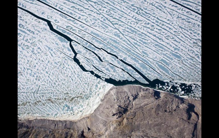 El flujo de agua salada bajo los glaciares es una de las principales causas de desprendimientos de hielo de Groenlandia. EFE  /