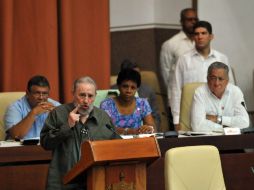 De pie en la tribuna, Castro dijo que Barack Obama tendría que tomar en solitario la orden que desatará un conflicto  nuclear. EFE  /