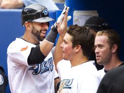 José Bautista de Toronto es felicitado por su jonrónen la cuarta entrada. REUTERS  /