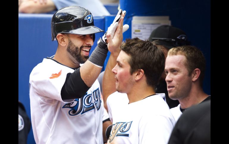 José Bautista de Toronto es felicitado por su jonrónen la cuarta entrada. REUTERS  /