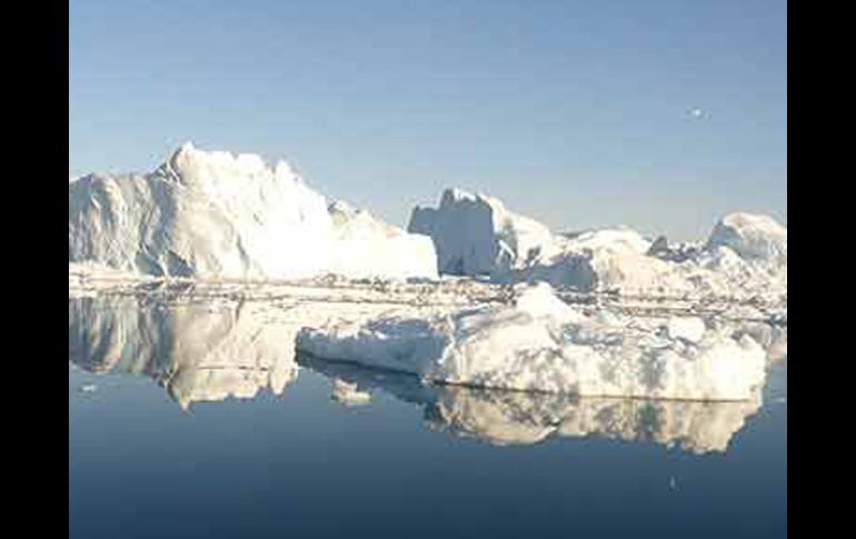 La nueva isla, que se desprendió el jueves, ingresará a un remoto lugar llamado el Estrecho de Nares. ESPECIAL  /