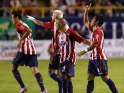 Los jugadores de Chivas celebran la anotación que les dio el triunfo. MEXSPORT  /