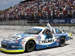 Antonio Pérez se adjudicó el primer lugar en la carrera de la Nascar México en Cajititlán. E. PACHECO  /