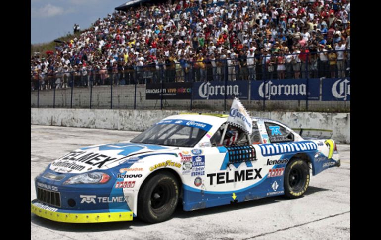 Antonio Pérez se adjudicó el primer lugar en la carrera de la Nascar México en Cajititlán. E. PACHECO  /