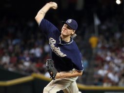 Mat Latos lanza en contra de los Diamantes de Arizona. AFP  /