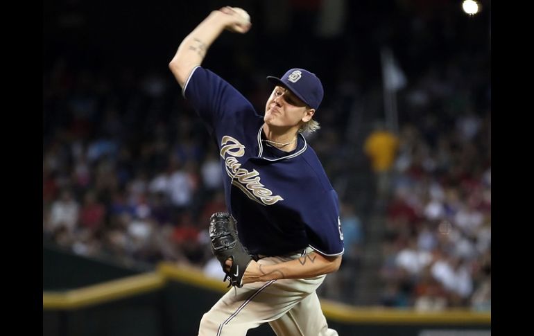 Mat Latos lanza en contra de los Diamantes de Arizona. AFP  /