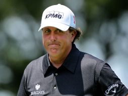 Phil Mickelson dejó ir la oportunidad de desbancar a Tiger Woods de la clasificación de la PGA. AFP  /