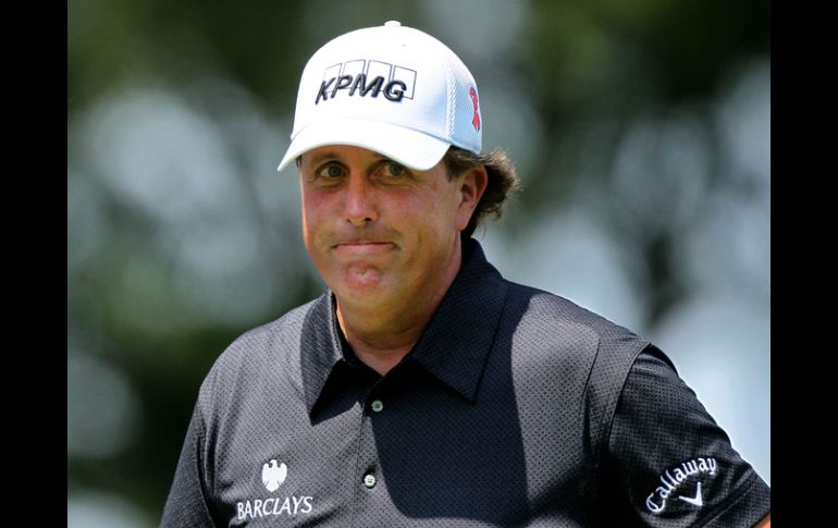 Phil Mickelson dejó ir la oportunidad de desbancar a Tiger Woods de la clasificación de la PGA. AFP  /