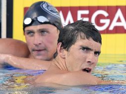 Ryan Lochte (izq) vence a Phelps, quien mira la torre de resultador. AP  /