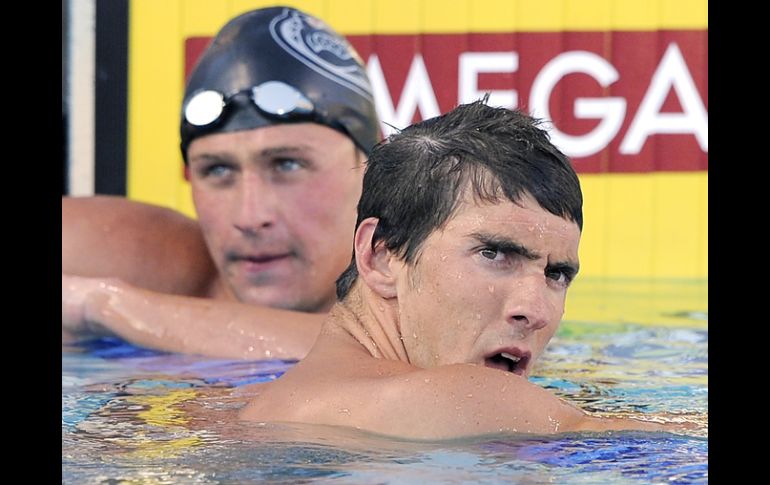 Ryan Lochte (izq) vence a Phelps, quien mira la torre de resultador. AP  /