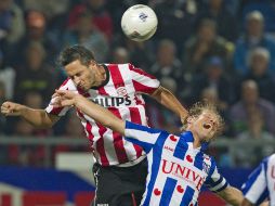 Stanislav Manolev (izq.) del PSV, lucha por un balón aéreo con Michel Breuer, del Heerenveen. EFE  /