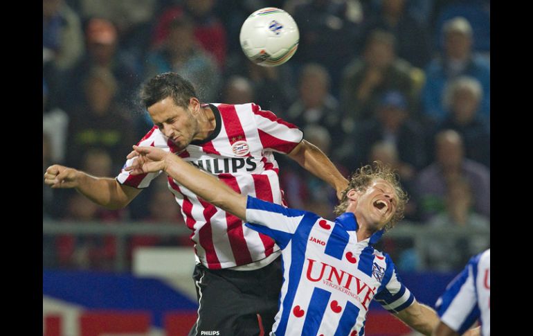 Stanislav Manolev (izq.) del PSV, lucha por un balón aéreo con Michel Breuer, del Heerenveen. EFE  /