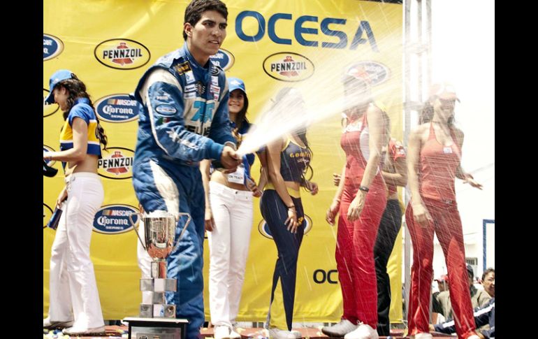 'Toño' Pérez celebró en grande, pues significó su primer triunfo en Guadalajara. E. PACHECO  /