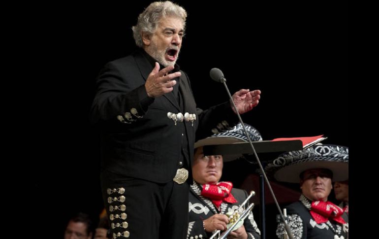 El tenor español, pese a recibir recomendaciones de no presentarse en Durango, cumplió y celebró su reencuentro con el público. NTX  /