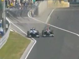 Momento del rebase de Barrichello en el circuito de Hungría. ESPECIAL  /