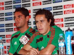 Efraín Juárez (der.) durante una rueda de prensa en la México. MEXSPORT  /