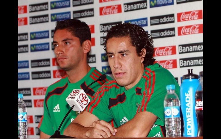 Efraín Juárez (der.) durante una rueda de prensa en la México. MEXSPORT  /