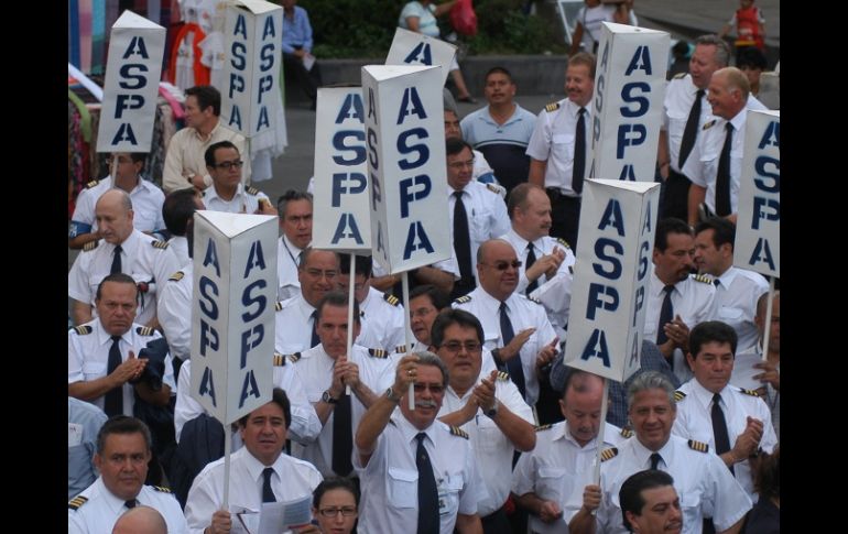 Pilotos aviadores durante una protesta realizada la semana pasada, previo al regreso a la mesa de negociación con la aerolínea. NTX  /