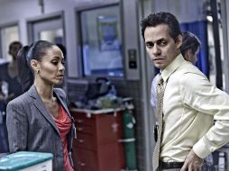 Marc Anthony (d) junto a la actriz estadounidense ada Pinkett Smith (i). EFE  /