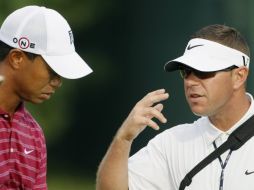 Tiger Woods (der.) recibe instrucciones del entrenador Sean Foley. AP  /