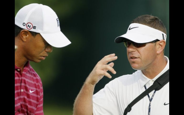 Tiger Woods (der.) recibe instrucciones del entrenador Sean Foley. AP  /