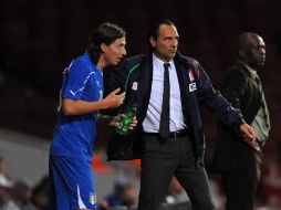 Montolivo (izq.) recibe indicaciones del nuevo técnico italiano Cesare Prandelli. EFE  /