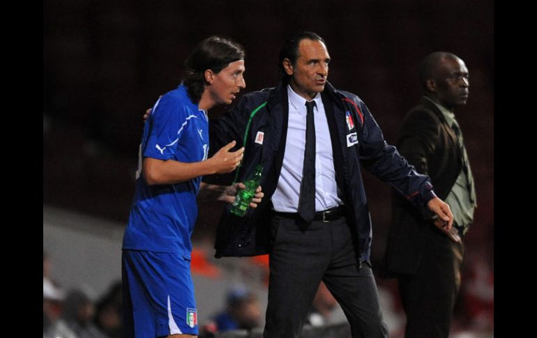 Montolivo (izq.) recibe indicaciones del nuevo técnico italiano Cesare Prandelli. EFE  /