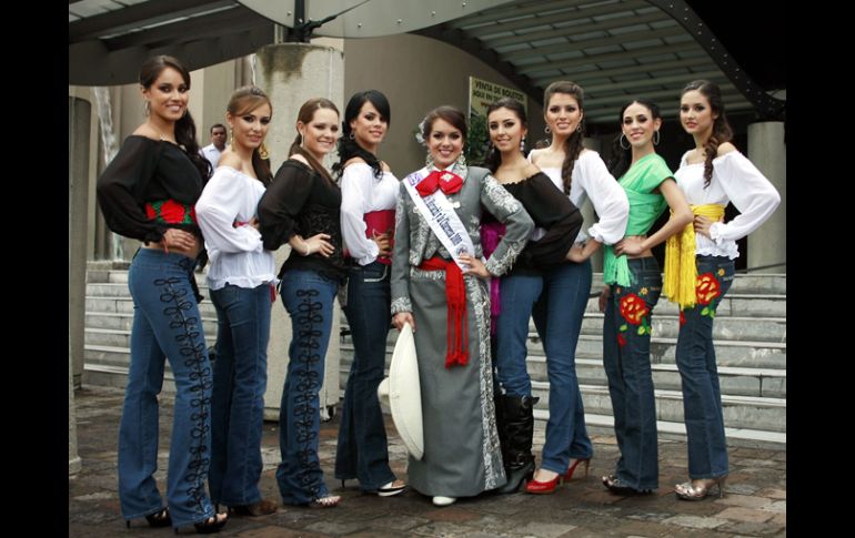 Las candidatas posaron junto a Cynthia Barajas Bernal, Embajadora del Mariachi y la Charrería 2009. E. PACHECO  /