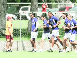 Miguel Herrera platica con Juan Carlos Leaño mientras los jugadores realizan el calentamiento previo. JAMMEDIA  /