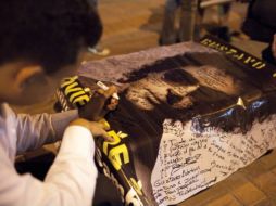 Desde que el músico fue inetrnado, los fans han demostrado su cariño de diversas maneras. AFP  /