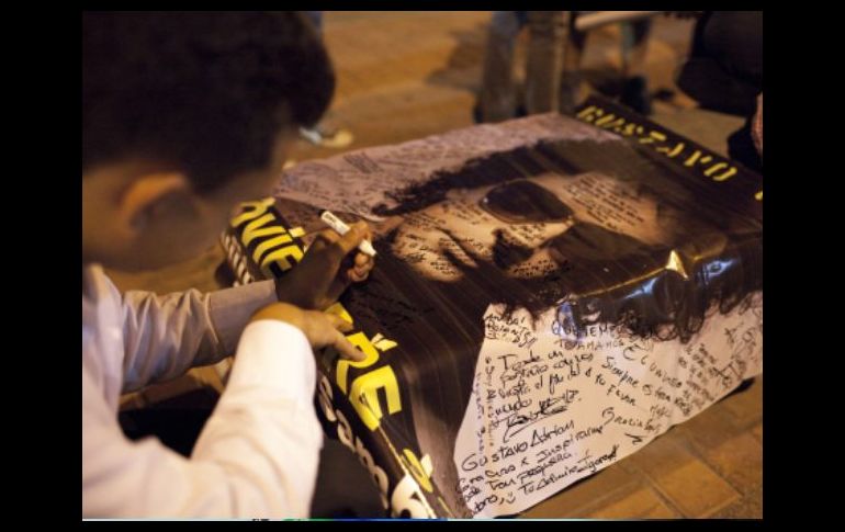 Desde que el músico fue inetrnado, los fans han demostrado su cariño de diversas maneras. AFP  /