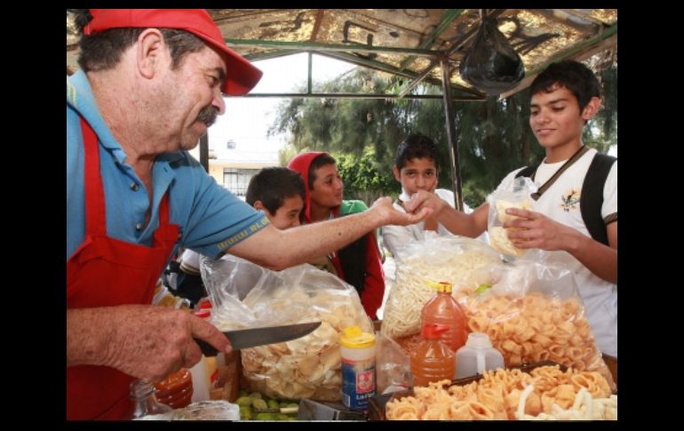 La prohibición de vender comida chatarra pretende evitar problemas de salud entre la población infantil. A CAMACHO  /