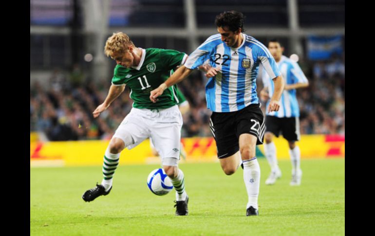 Duff y Milito disputan un balón durante el juego amisotso entre las Selecciones de Irlanda y Argentina. EFE  /