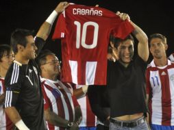 Salvador Cabañas recibió una camisa con el número 10 de la Selección de Paraguay. REUTERS  /