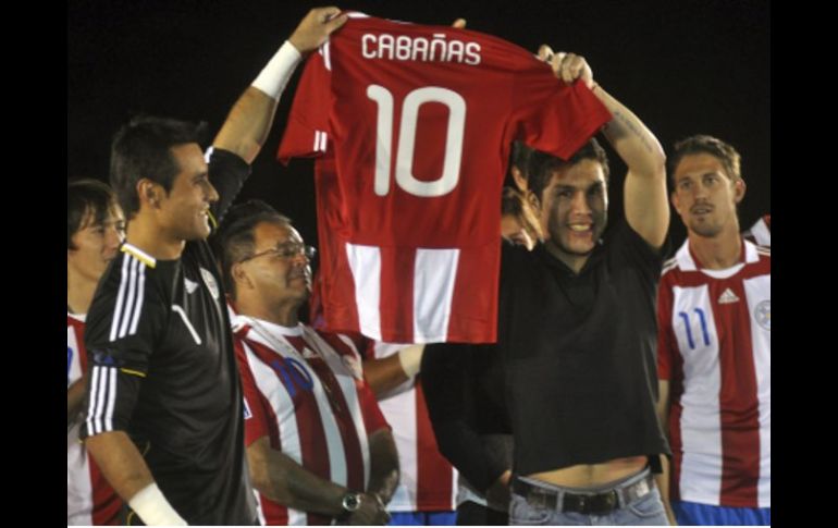 Salvador Cabañas recibió una camisa con el número 10 de la Selección de Paraguay. REUTERS  /