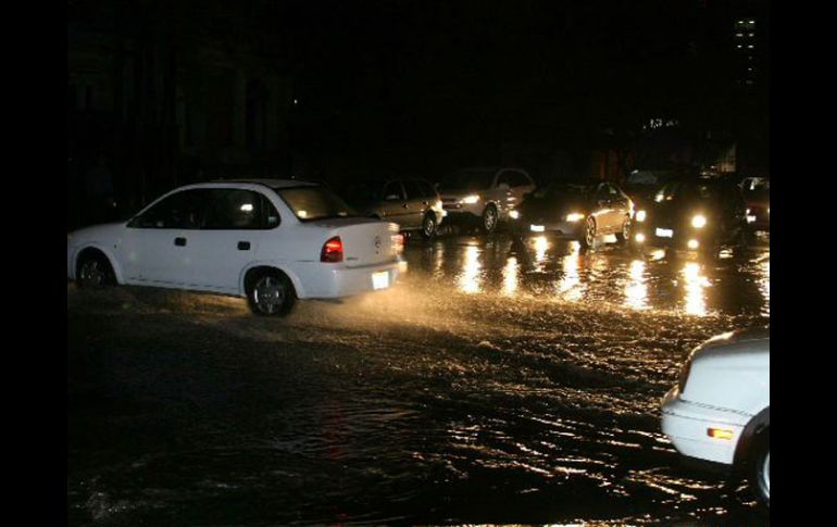 En algunas zonas, la lluvia provocó encharcamientos. ARCHIVO  /