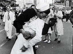 La celebración fue inmortalizada en una fotografía de Alfred Eisenstaedt de un marino desconocido besando a una enfermera. ESPECIAL  /