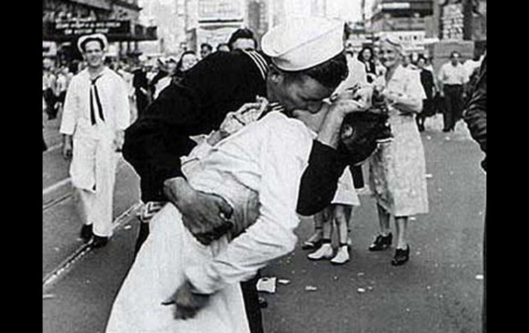 La celebración fue inmortalizada en una fotografía de Alfred Eisenstaedt de un marino desconocido besando a una enfermera. ESPECIAL  /