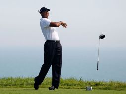 Tiger Woods pierde su drive durante la primera ronda del PGA Championship. AFP  /