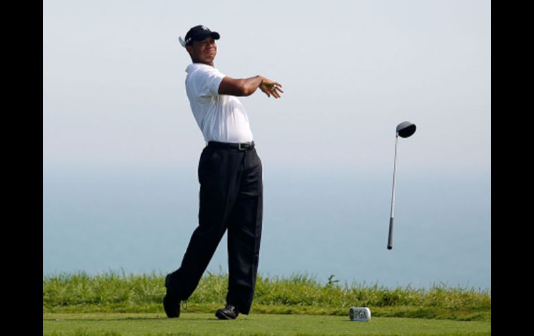 Tiger Woods pierde su drive durante la primera ronda del PGA Championship. AFP  /