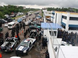 Cerca de 300 elementos de la Policía Municipal del puerto de Lázaro Cárdenas, Michoacán, iniciaron un paro indefinido de labores. EFE  /